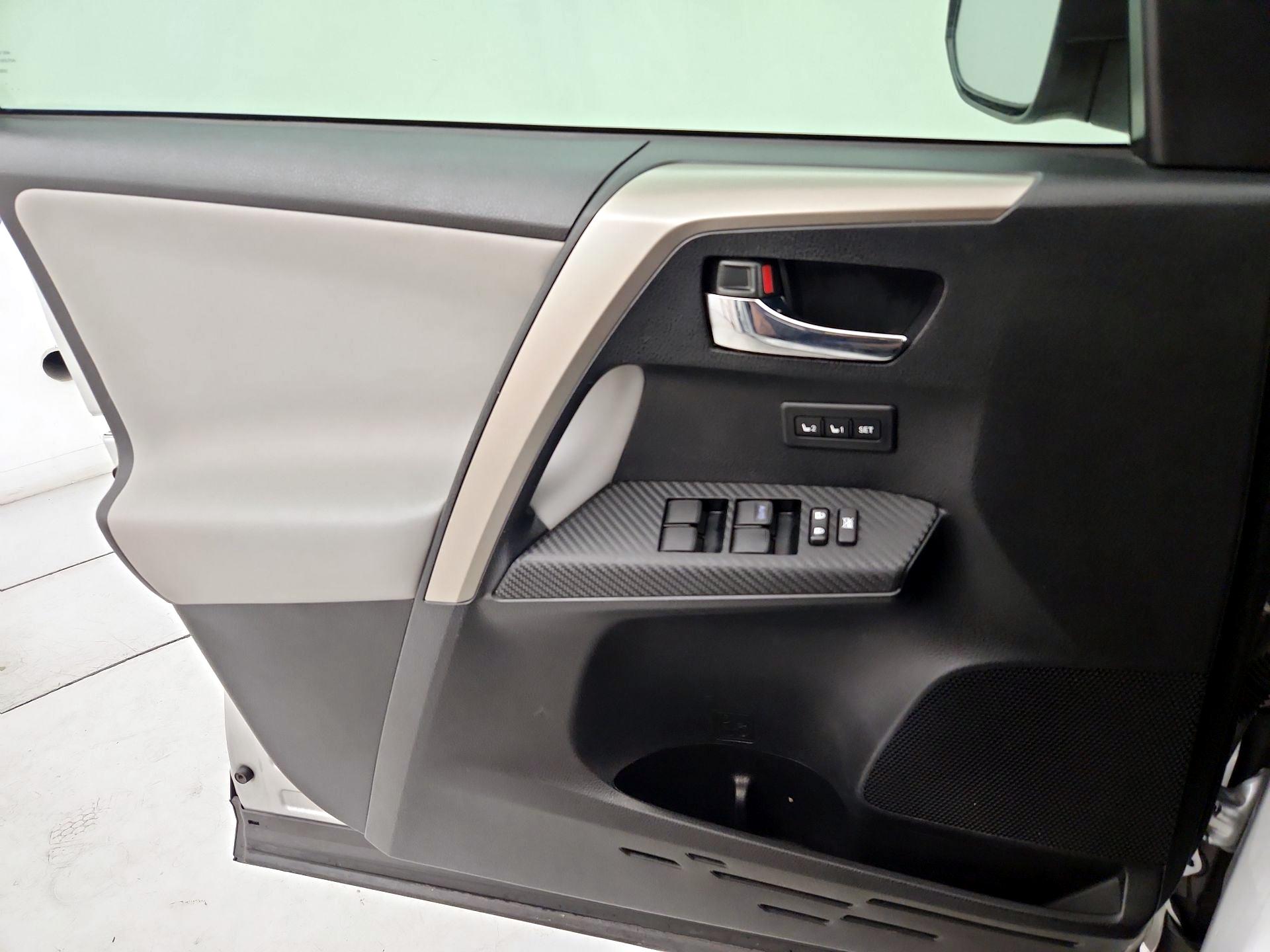 Thumbnail: 2015 Toyota RAV4 - 12