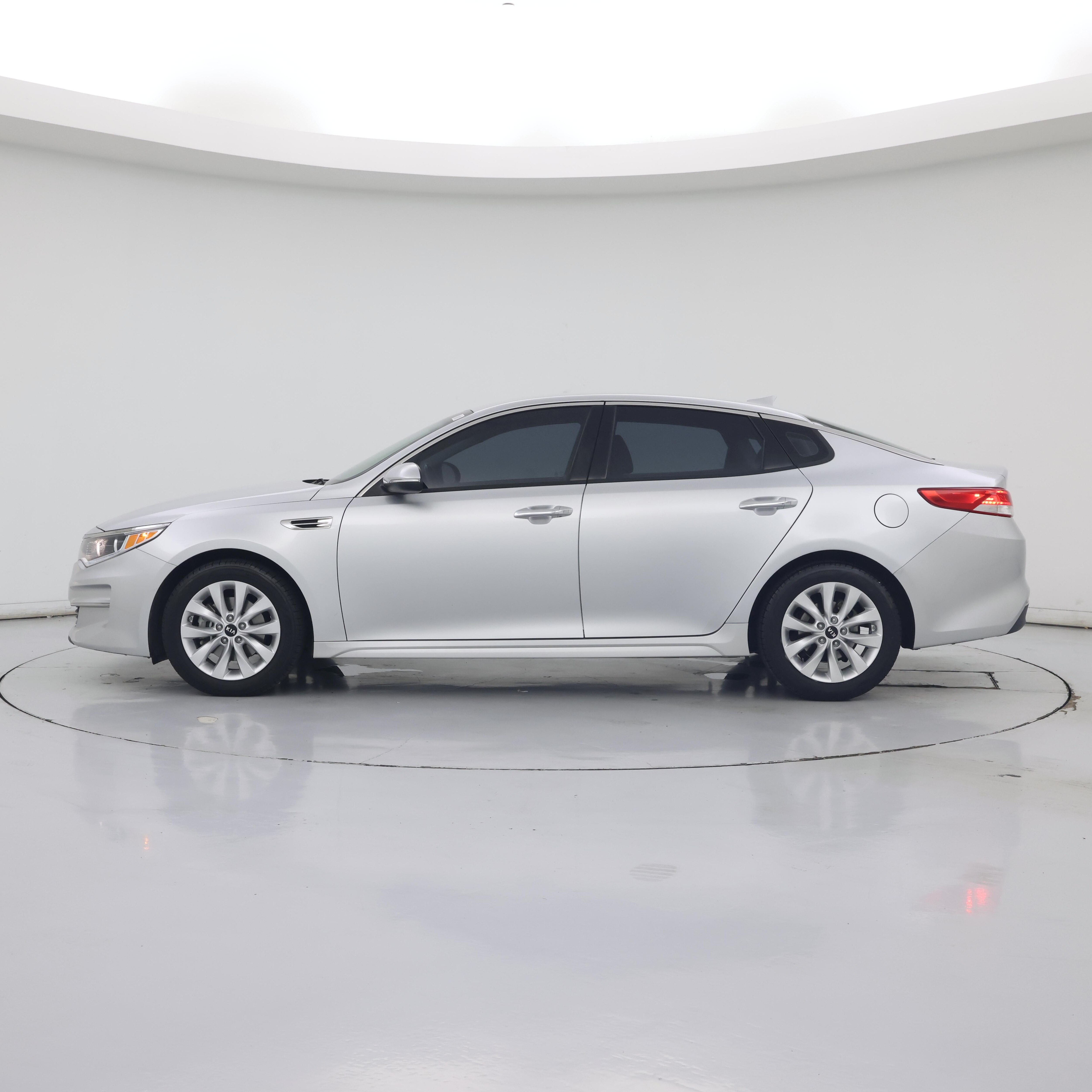 Thumbnail: 2016 Kia Optima - 3