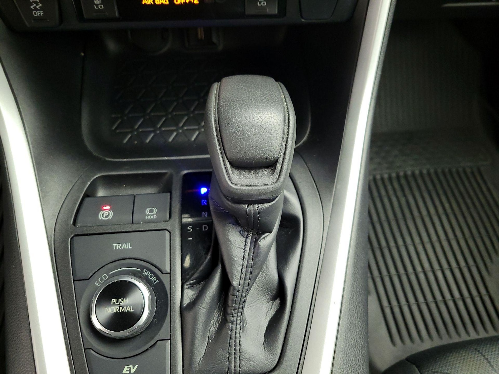 2022 Toyota RAV4 XLE - Photo 16