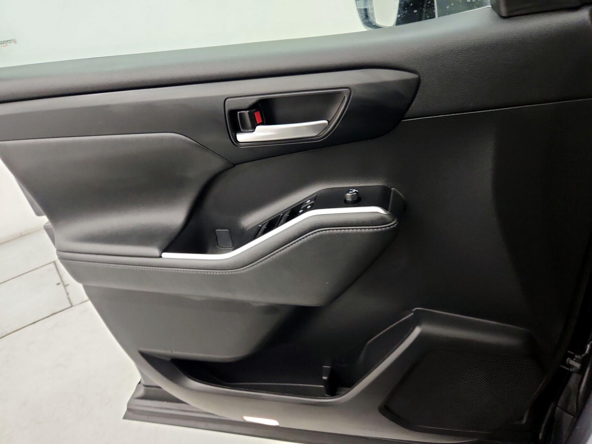 Thumbnail: 2023 Toyota Highlander - 12