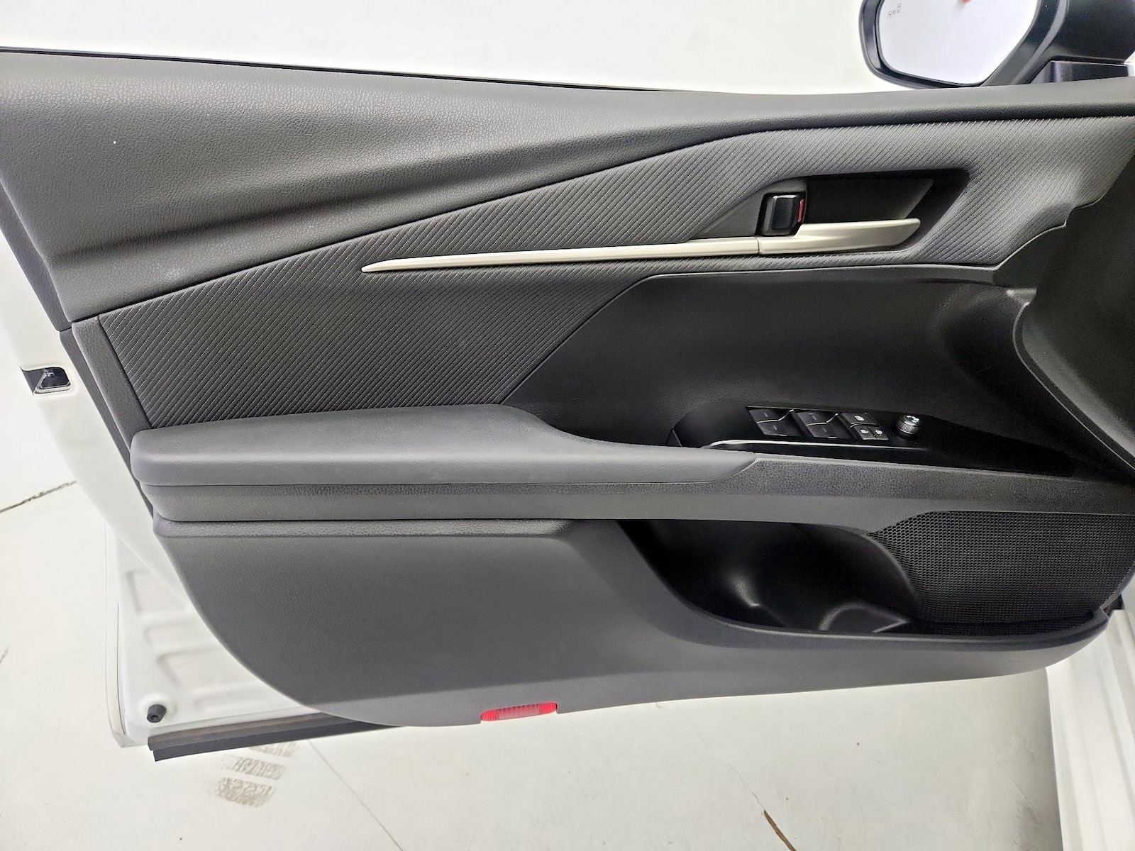 2025 Toyota Camry SE - Photo 13