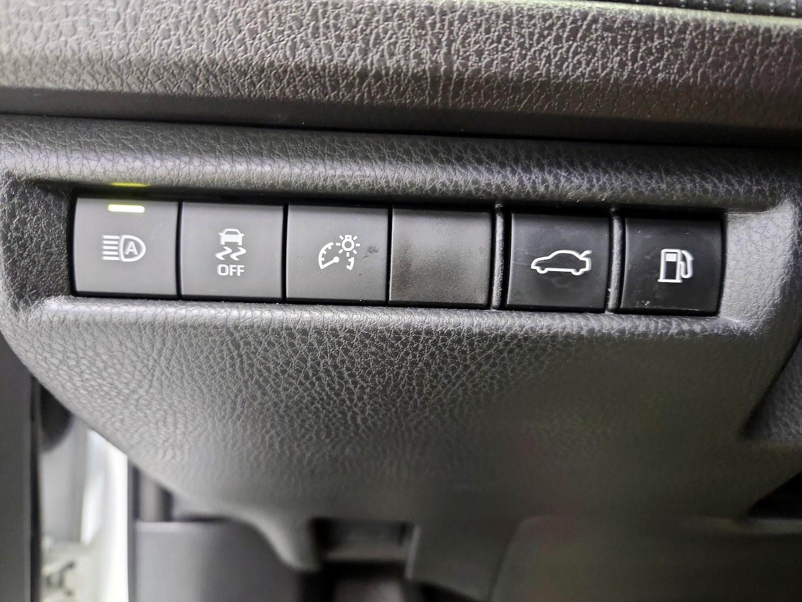 2025 Toyota Camry SE - Photo 14