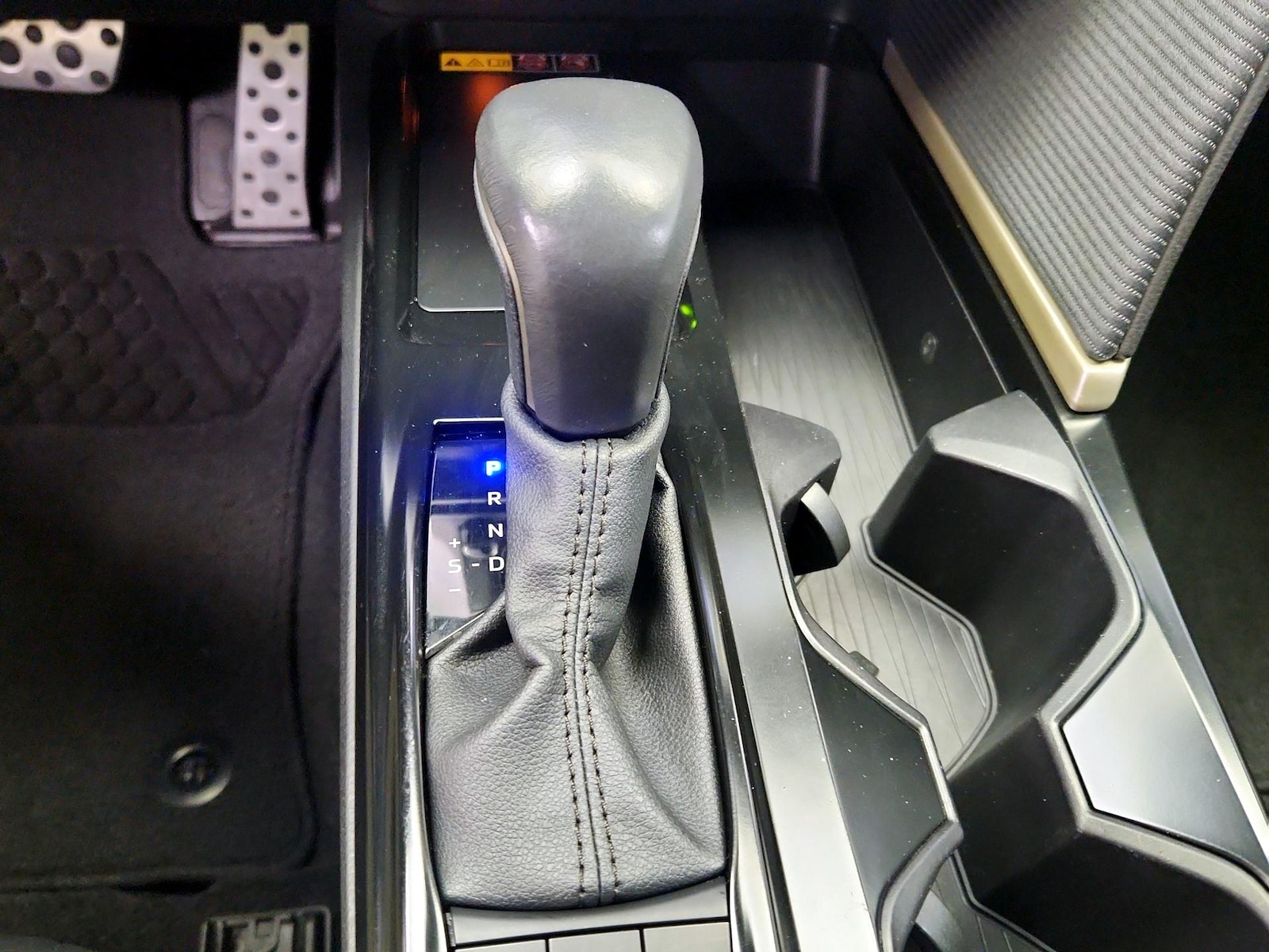 2025 Toyota Camry SE - Photo 18