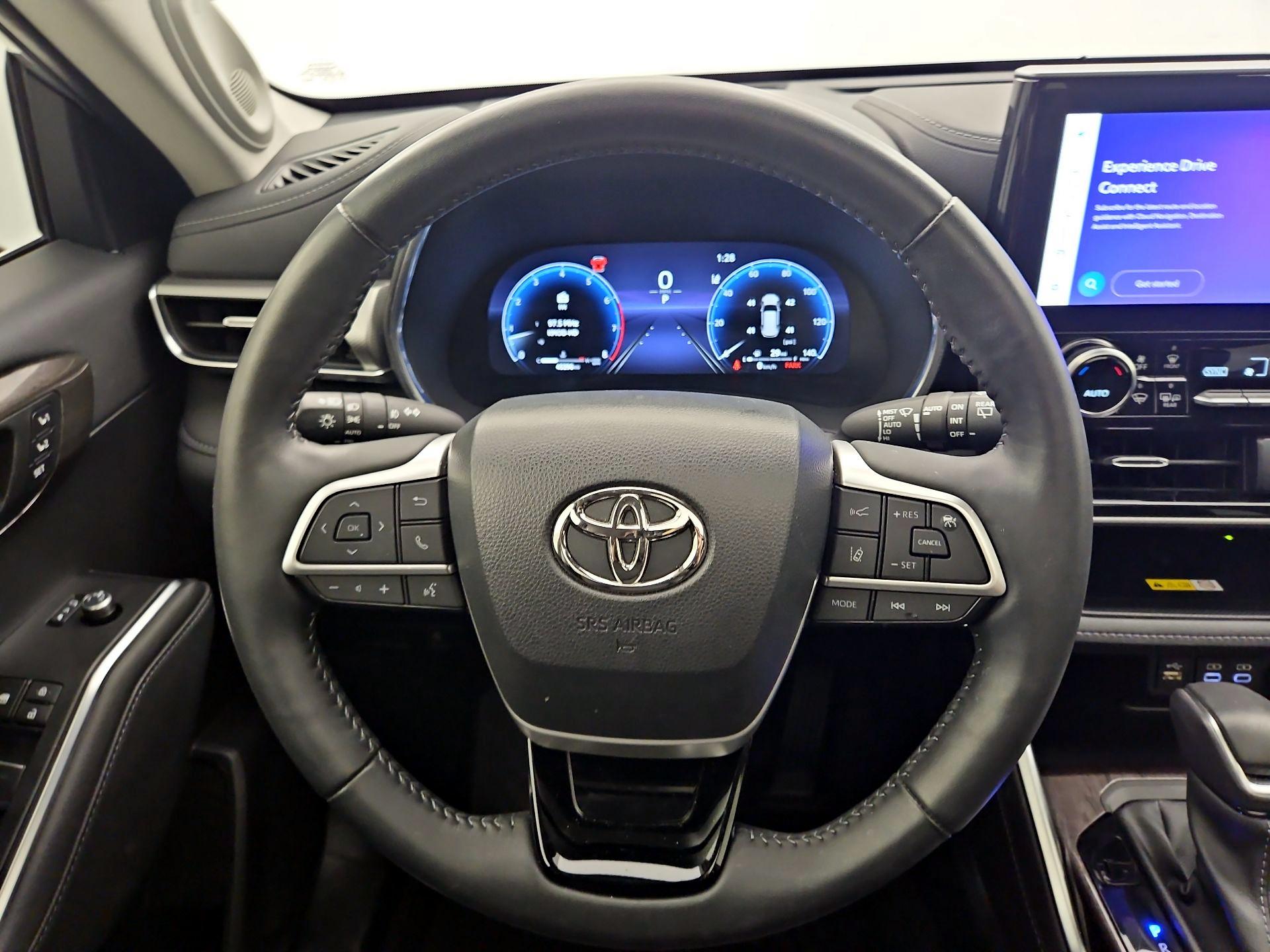 Thumbnail: 2023 Toyota Highlander - 10