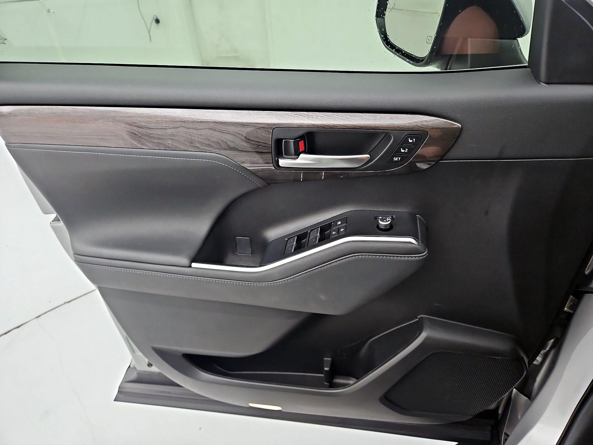 Thumbnail: 2023 Toyota Highlander - 12