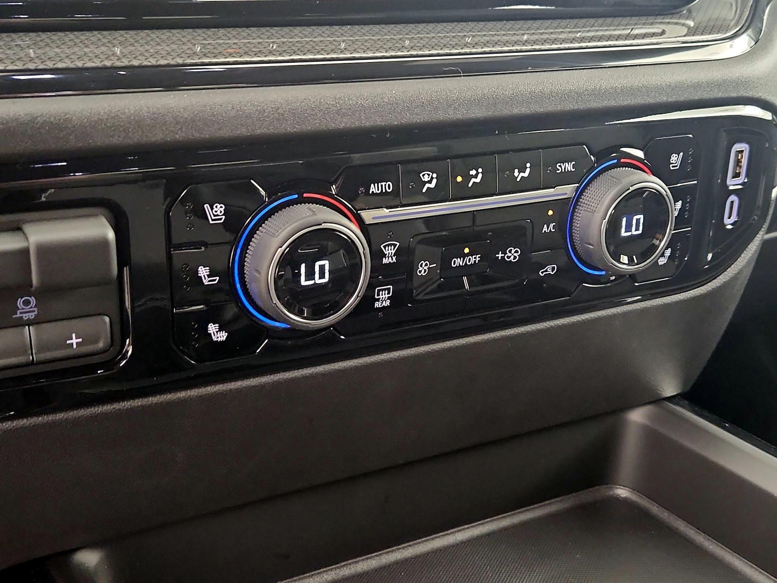 2026 Chevrolet Silverado 2500HD ZR2 - Photo 16