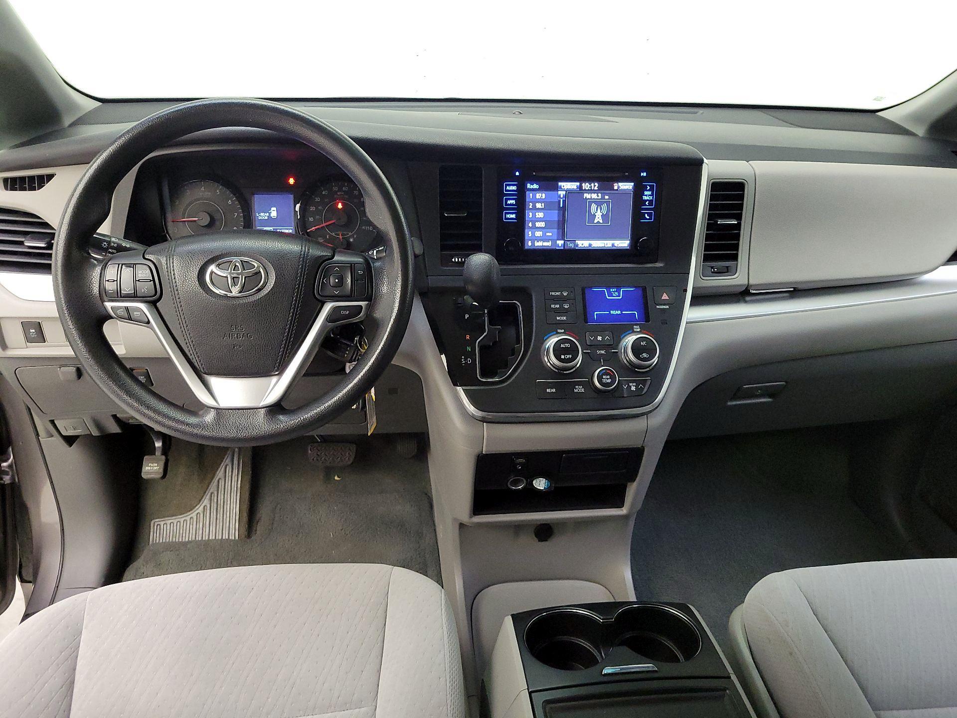 Thumbnail: 2016 Toyota Sienna - 9