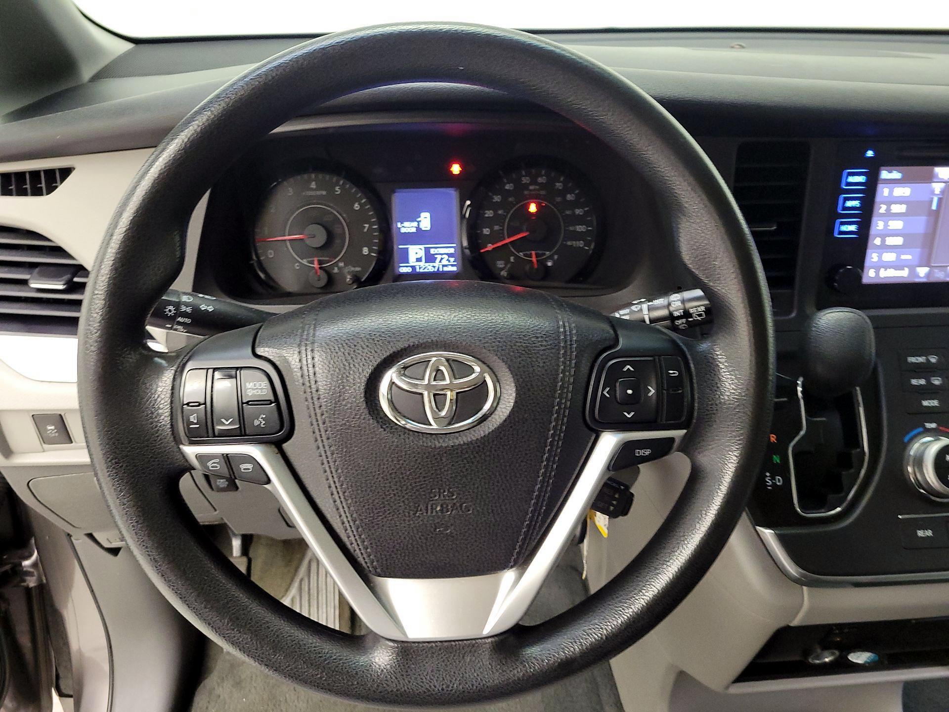 Thumbnail: 2016 Toyota Sienna - 10