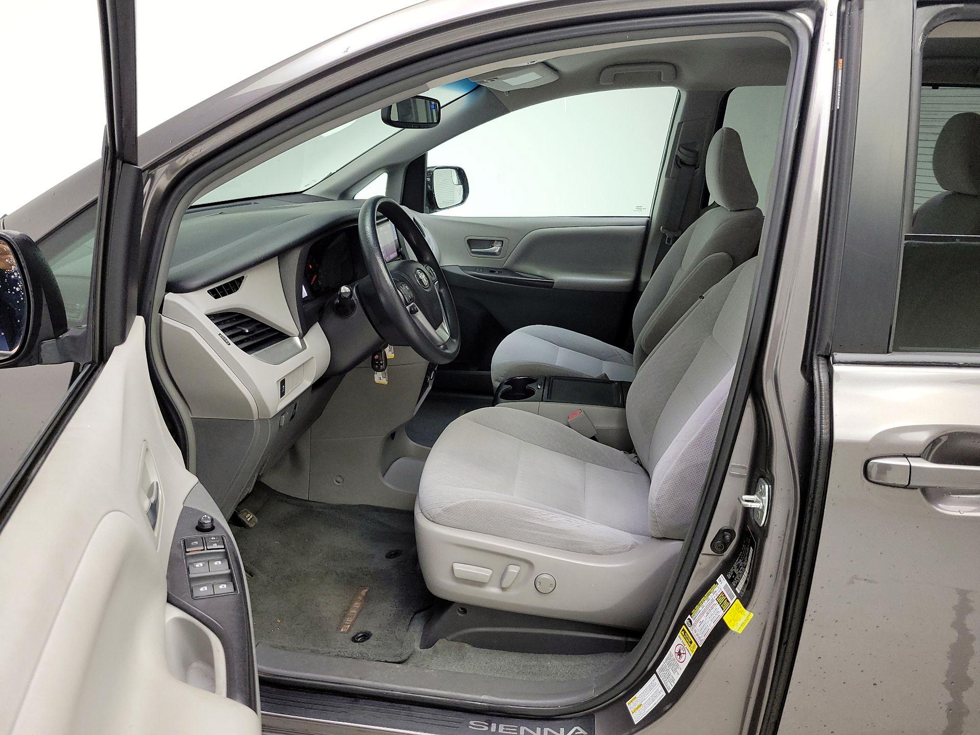 Thumbnail: 2016 Toyota Sienna - 11