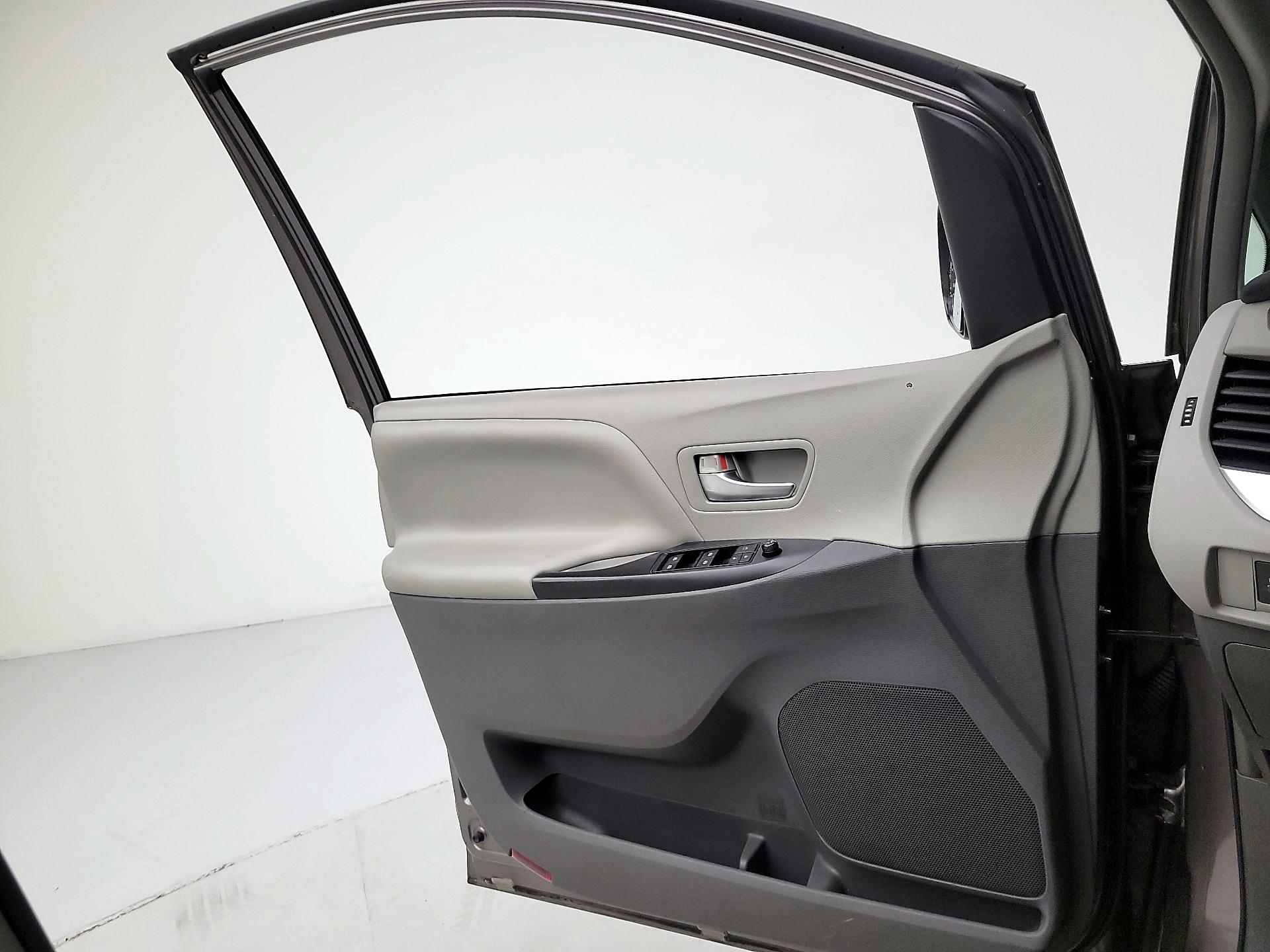 Thumbnail: 2016 Toyota Sienna - 12