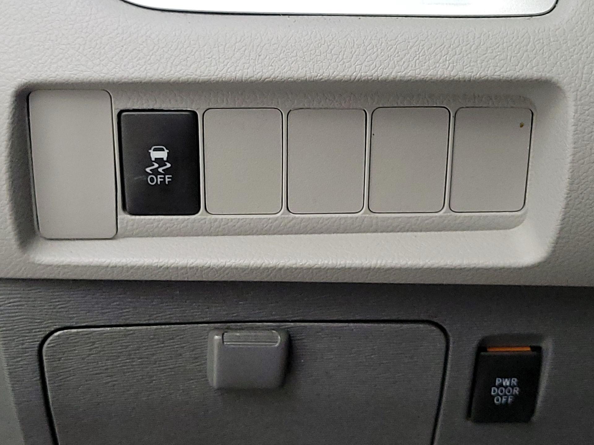 Thumbnail: 2016 Toyota Sienna - 13