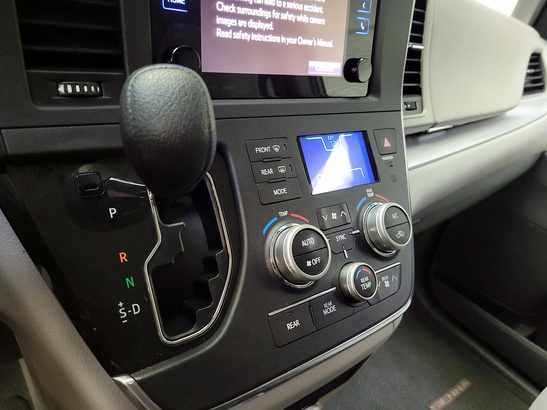 Thumbnail: 2016 Toyota Sienna - 17