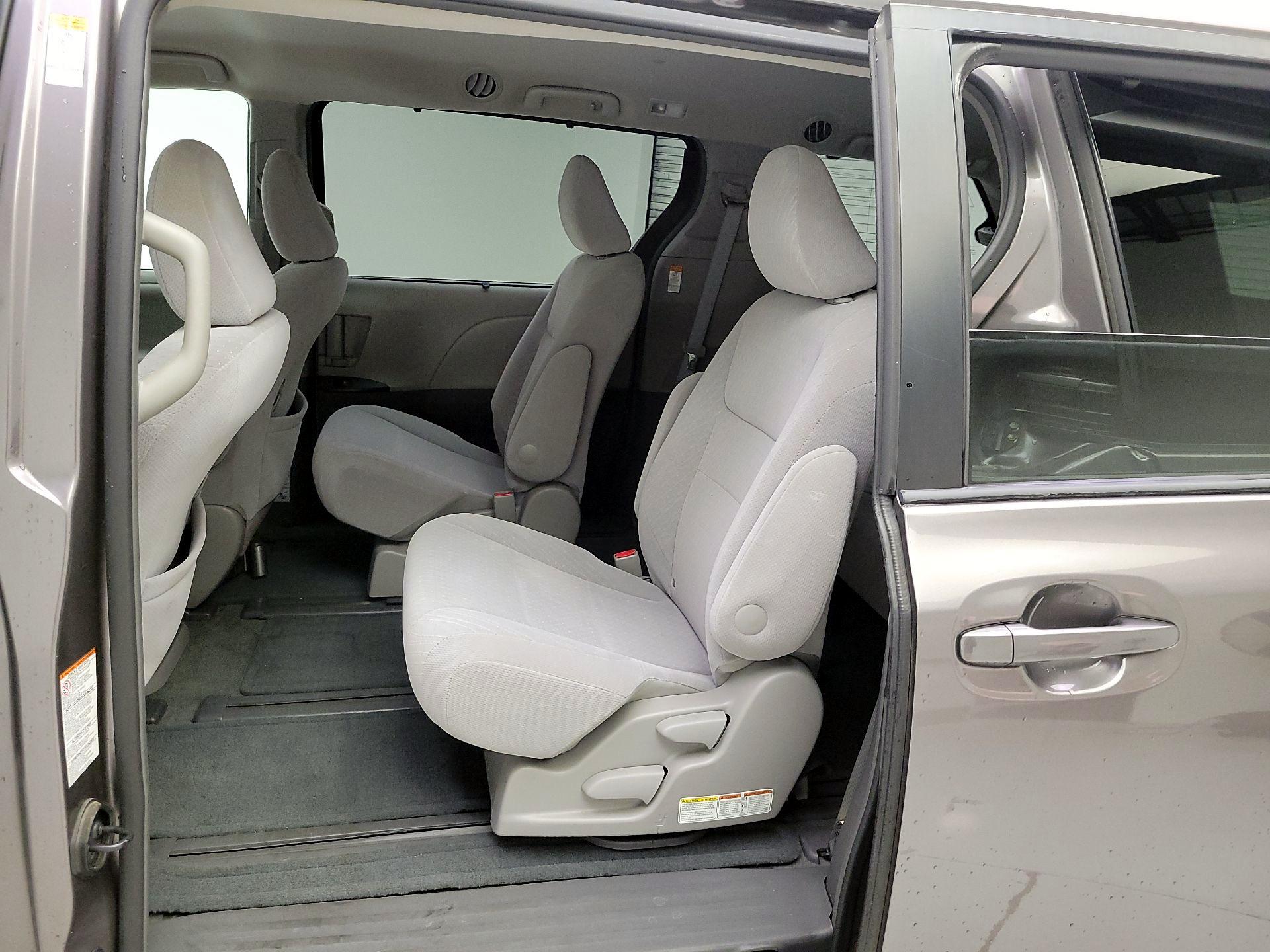 Thumbnail: 2016 Toyota Sienna - 19