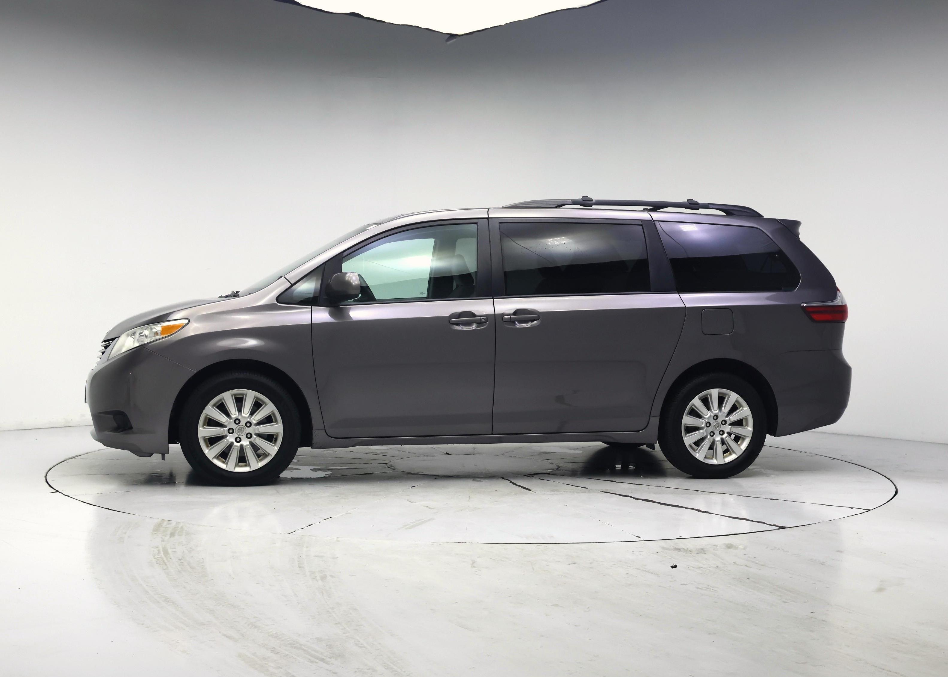 Thumbnail: 2016 Toyota Sienna - 3