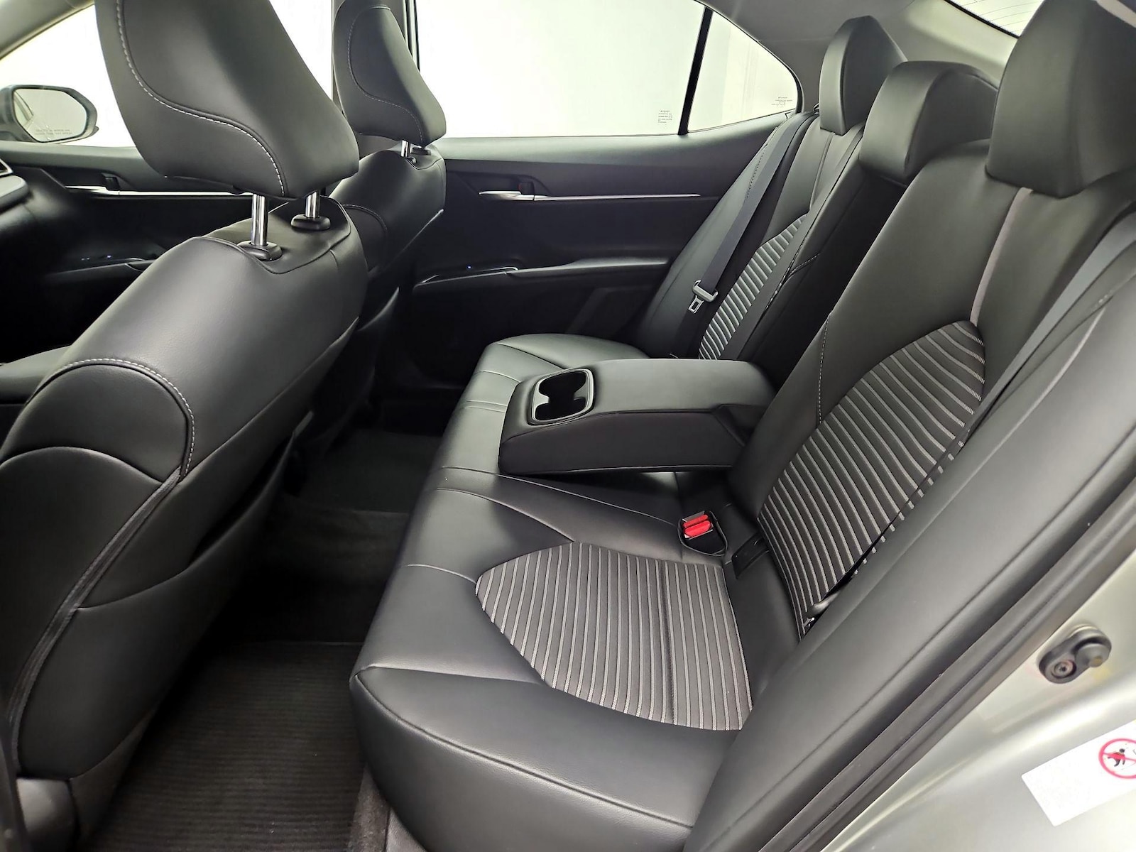 2019 Toyota Camry SE - Photo 18