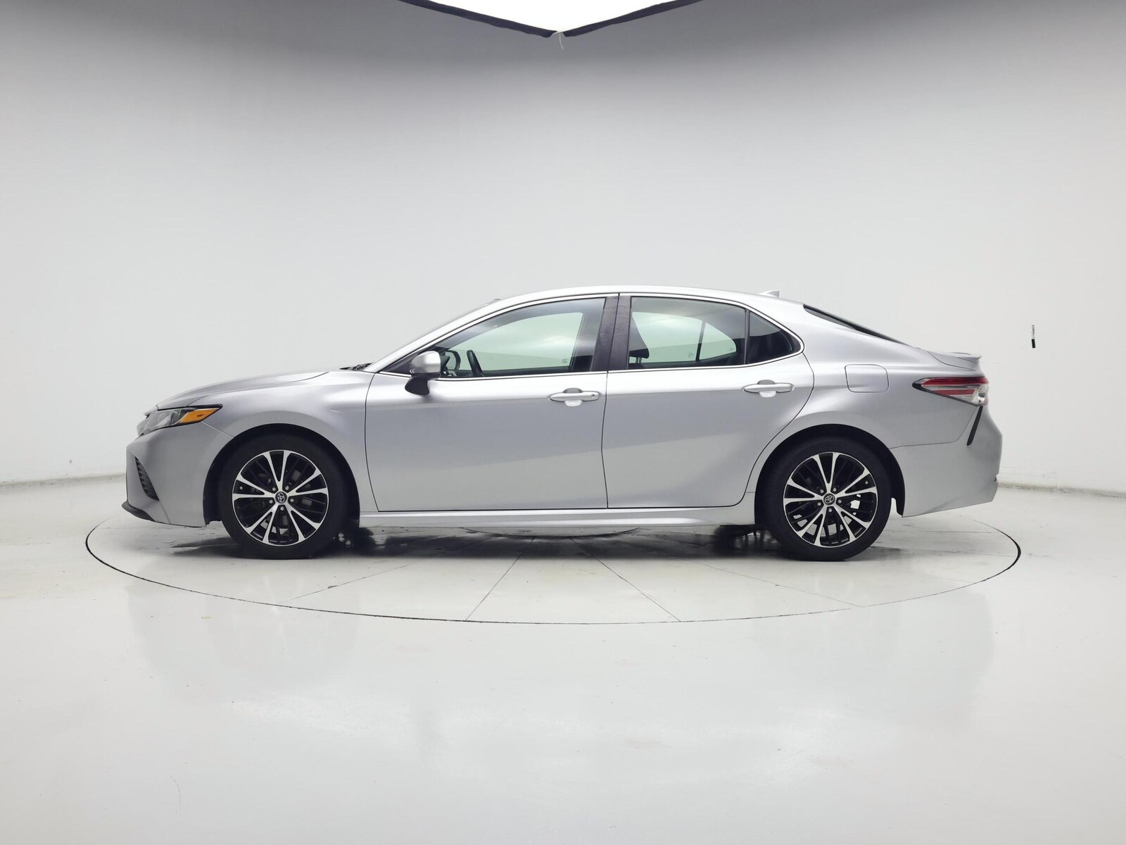 2019 Toyota Camry SE - Photo 4