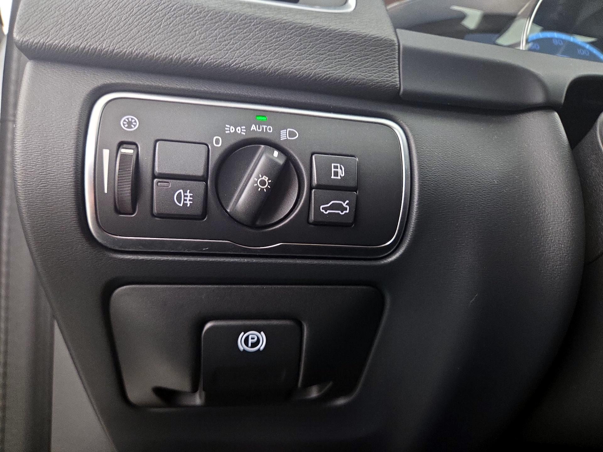 Thumbnail: 2016 Volvo V60 - 13
