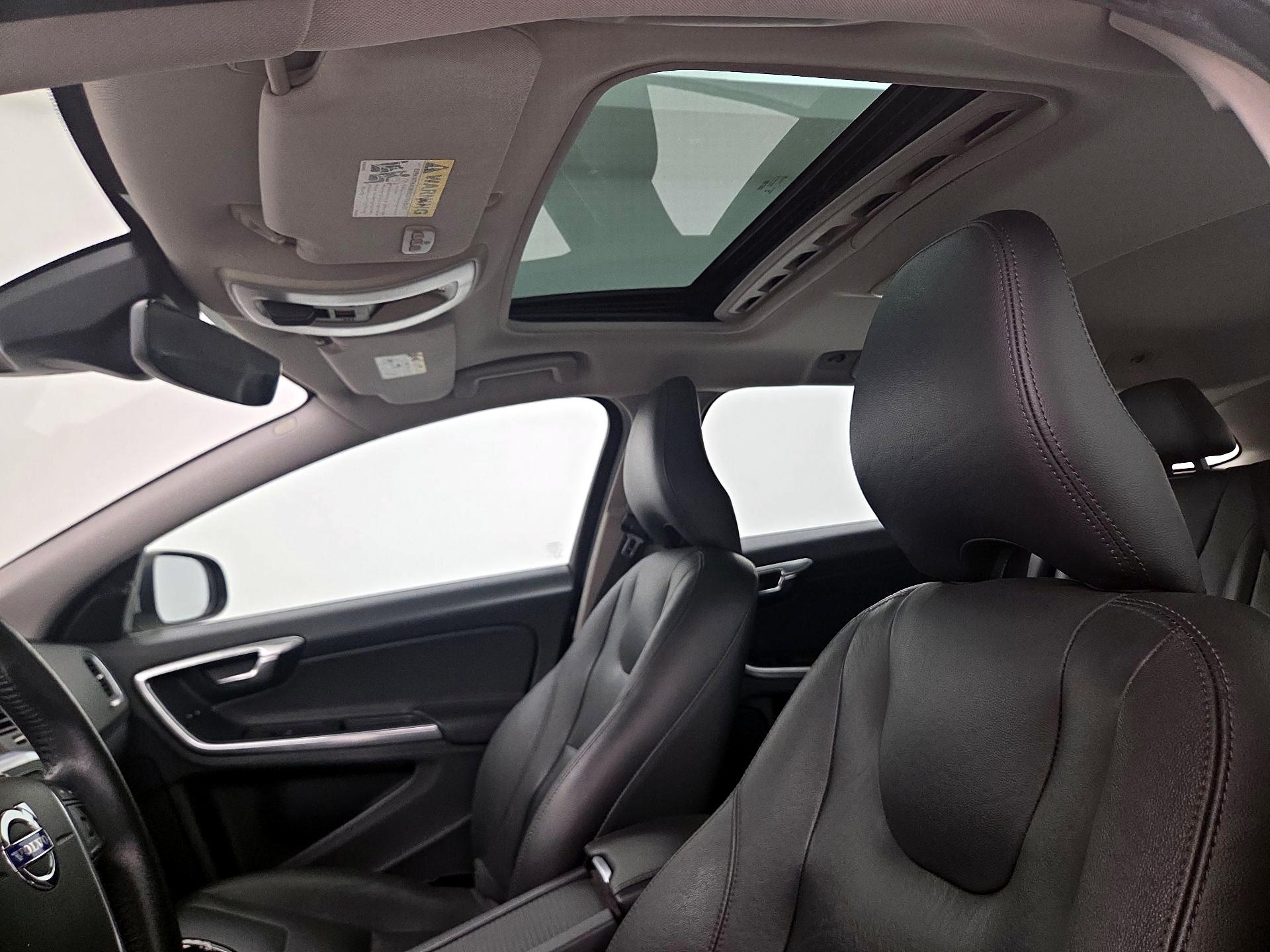 Thumbnail: 2016 Volvo V60 - 17