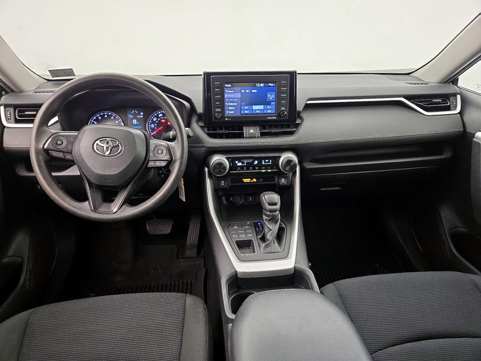 2020 Toyota RAV4 LE - Photo 10