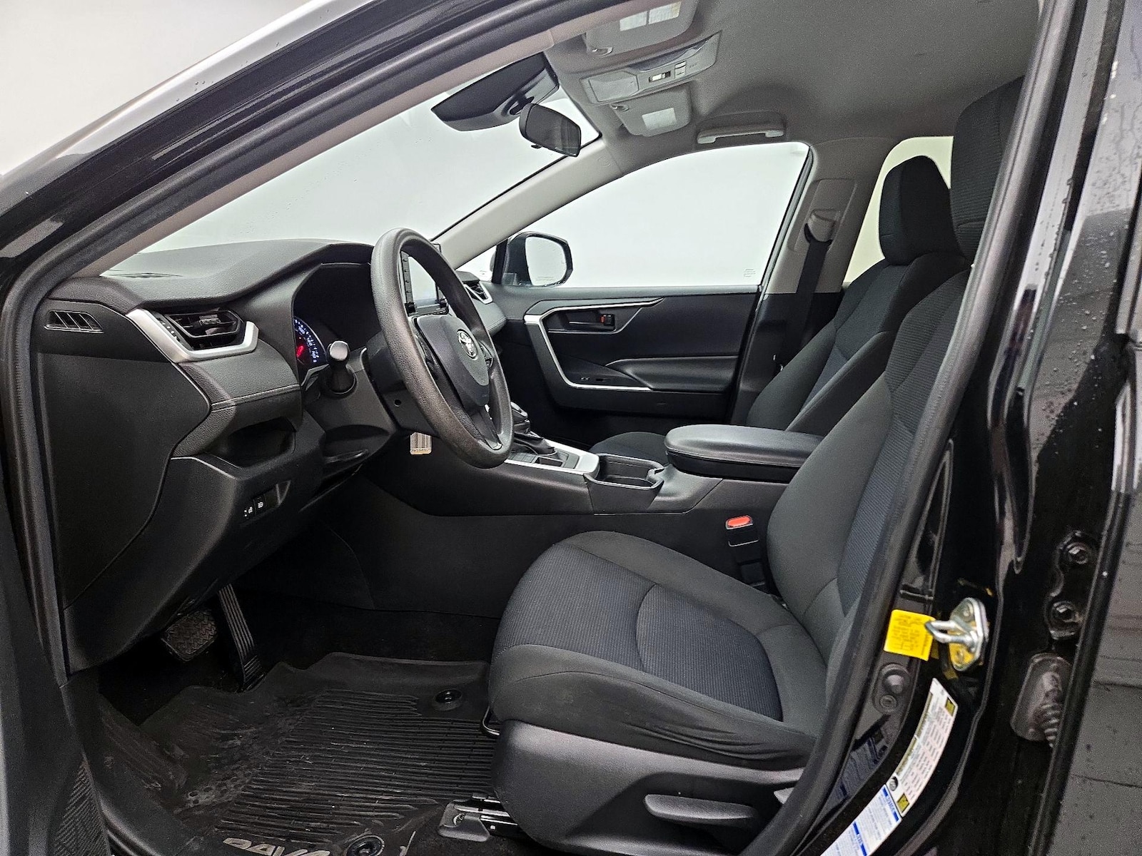 2020 Toyota RAV4 LE - Photo 12