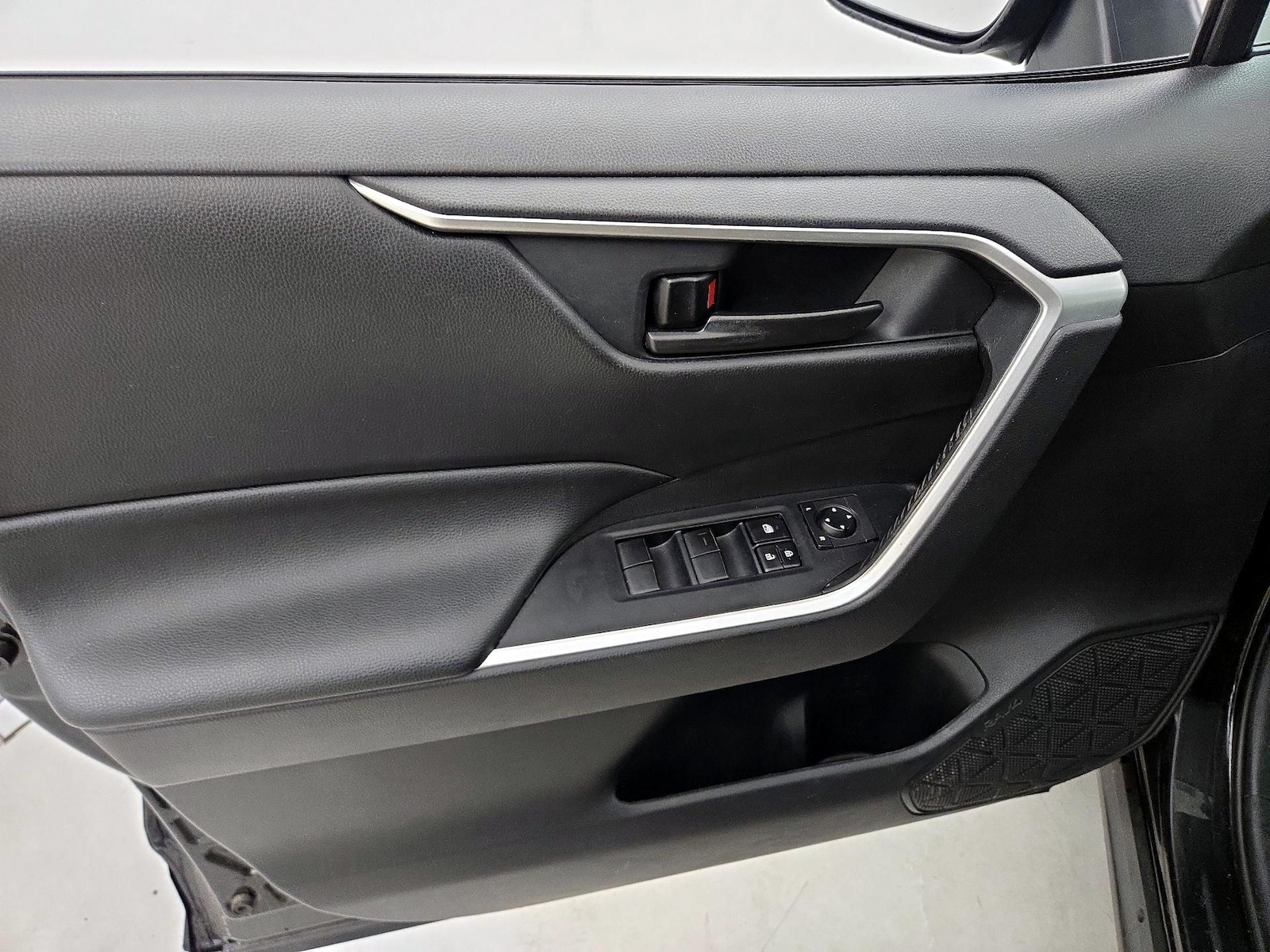 2020 Toyota RAV4 LE - Photo 13