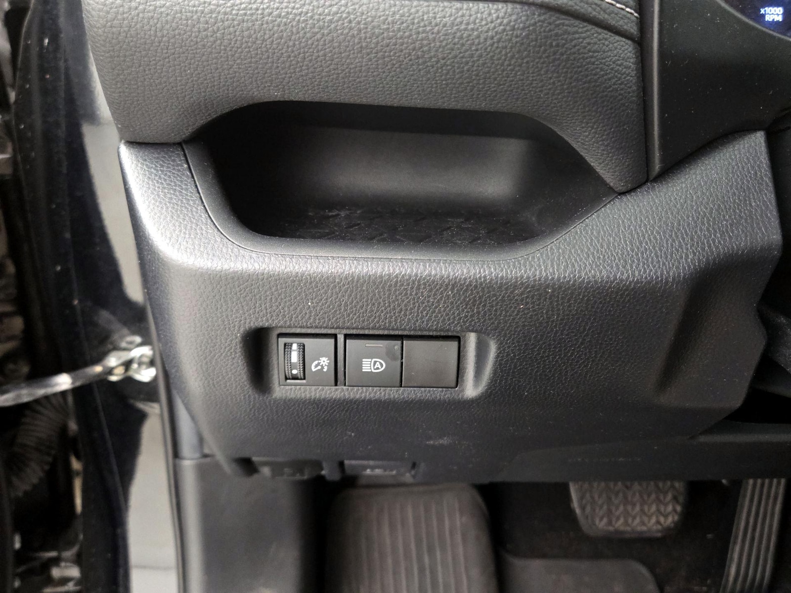 2020 Toyota RAV4 LE - Photo 14