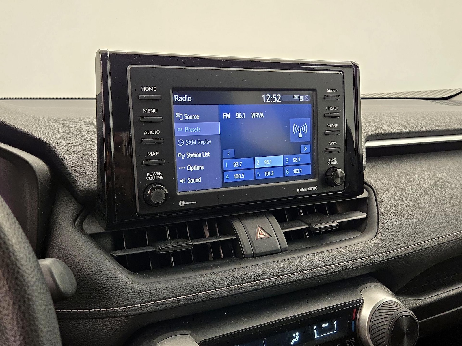 2020 Toyota RAV4 LE - Photo 16