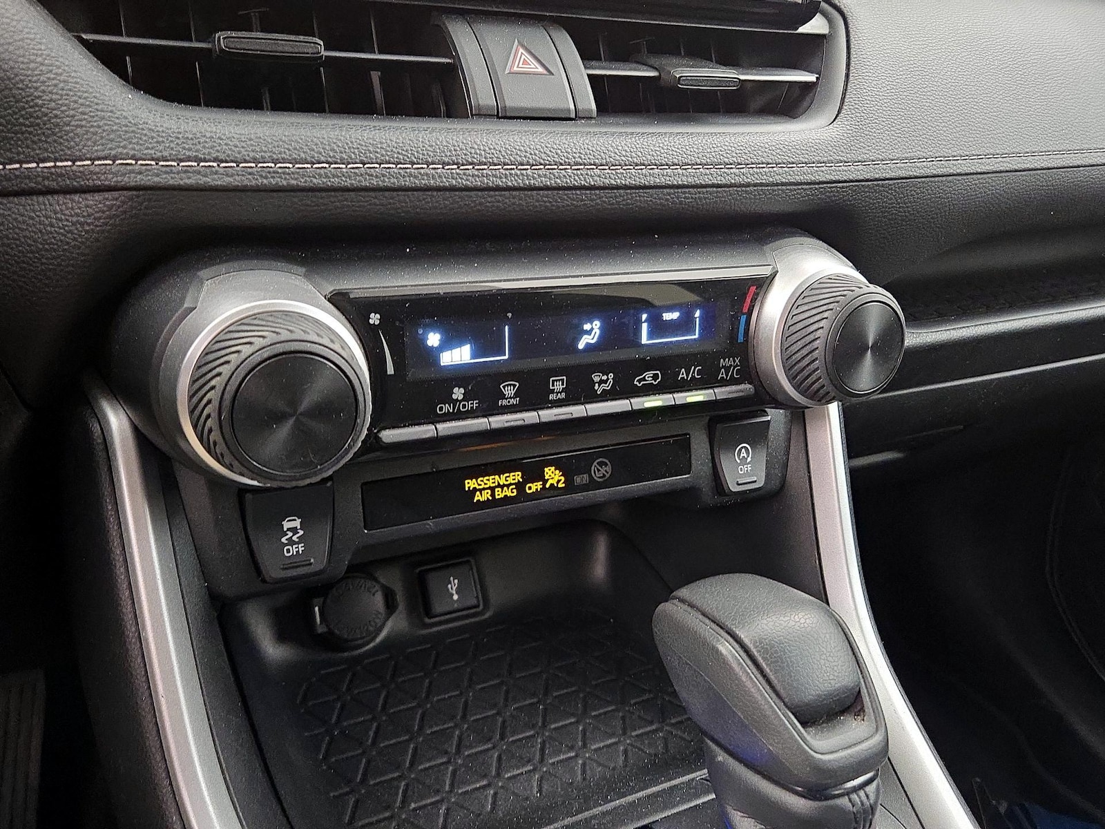2020 Toyota RAV4 LE - Photo 17