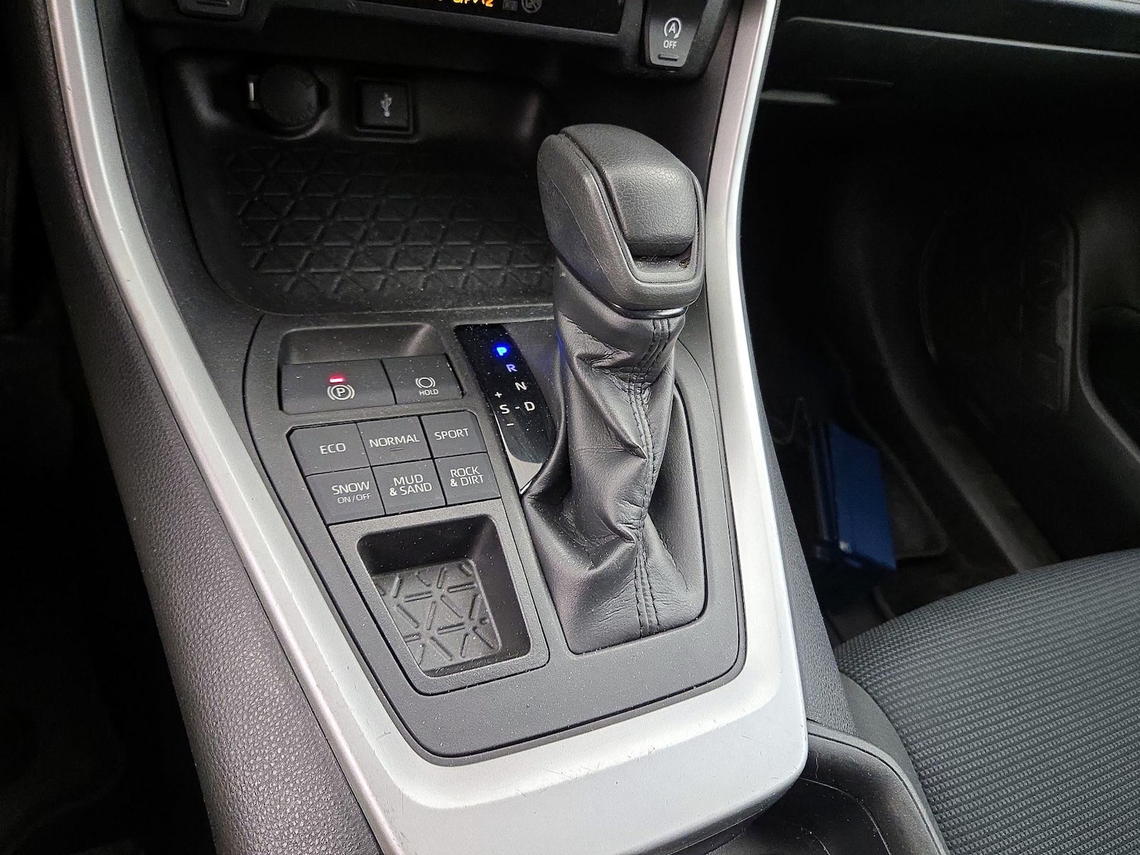 2020 Toyota RAV4 LE - Photo 18