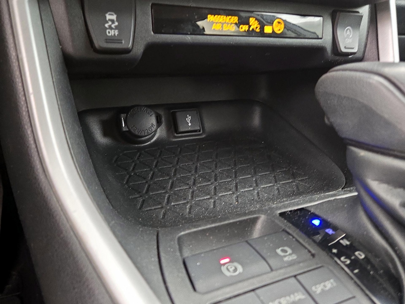 2020 Toyota RAV4 LE - Photo 19