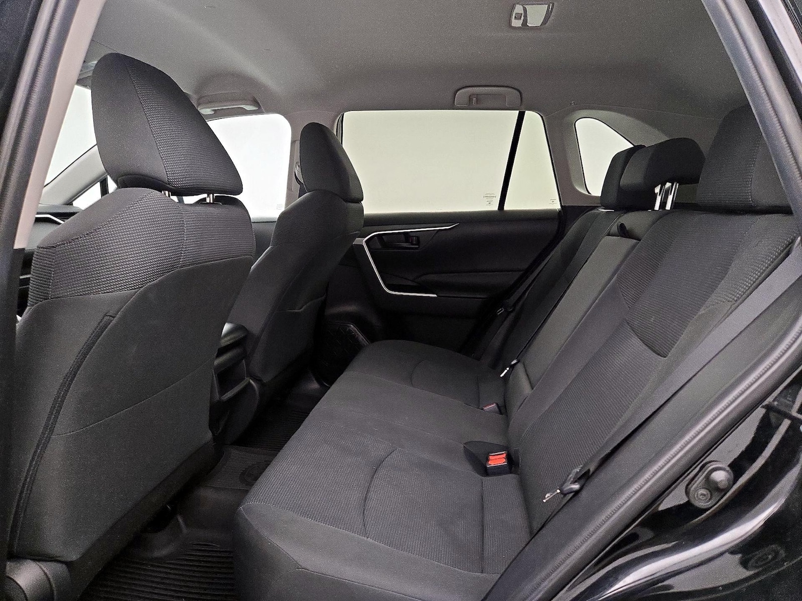 2020 Toyota RAV4 LE - Photo 20