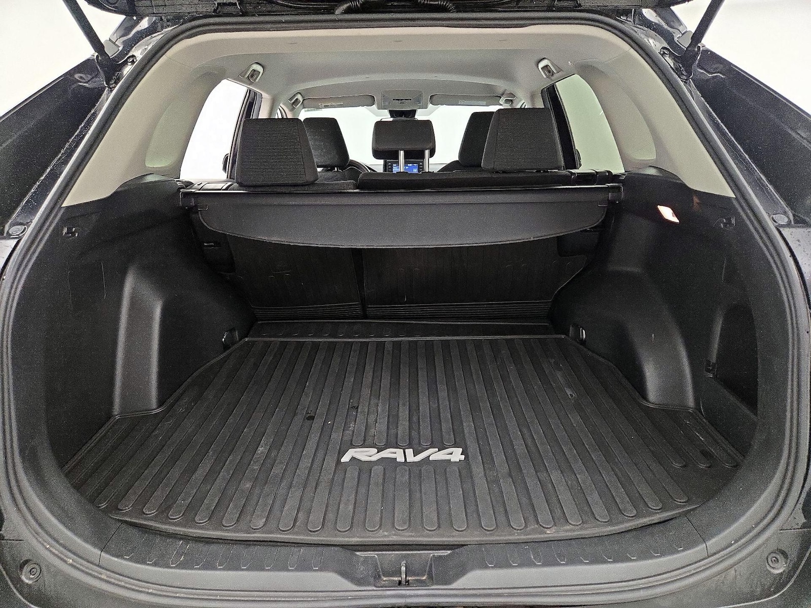 2020 Toyota RAV4 LE - Photo 21