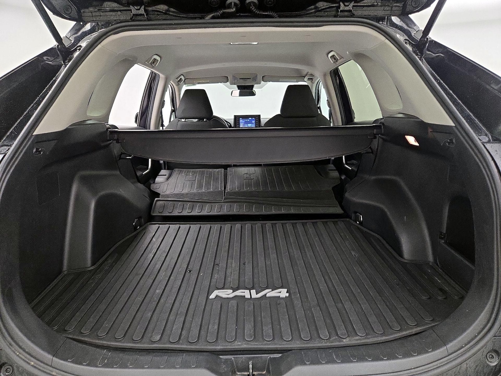 2020 Toyota RAV4 LE - Photo 22