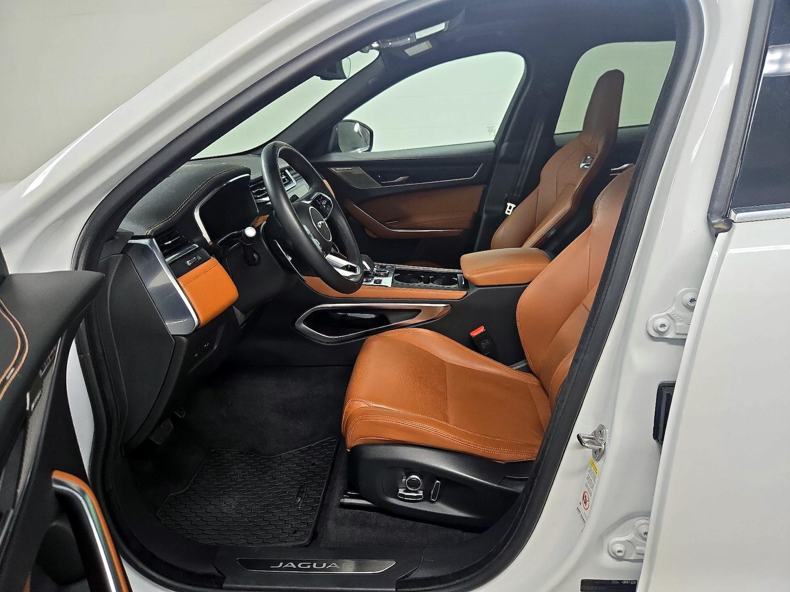 2024 Jaguar F-PACE R-Dynamic S - Photo 12