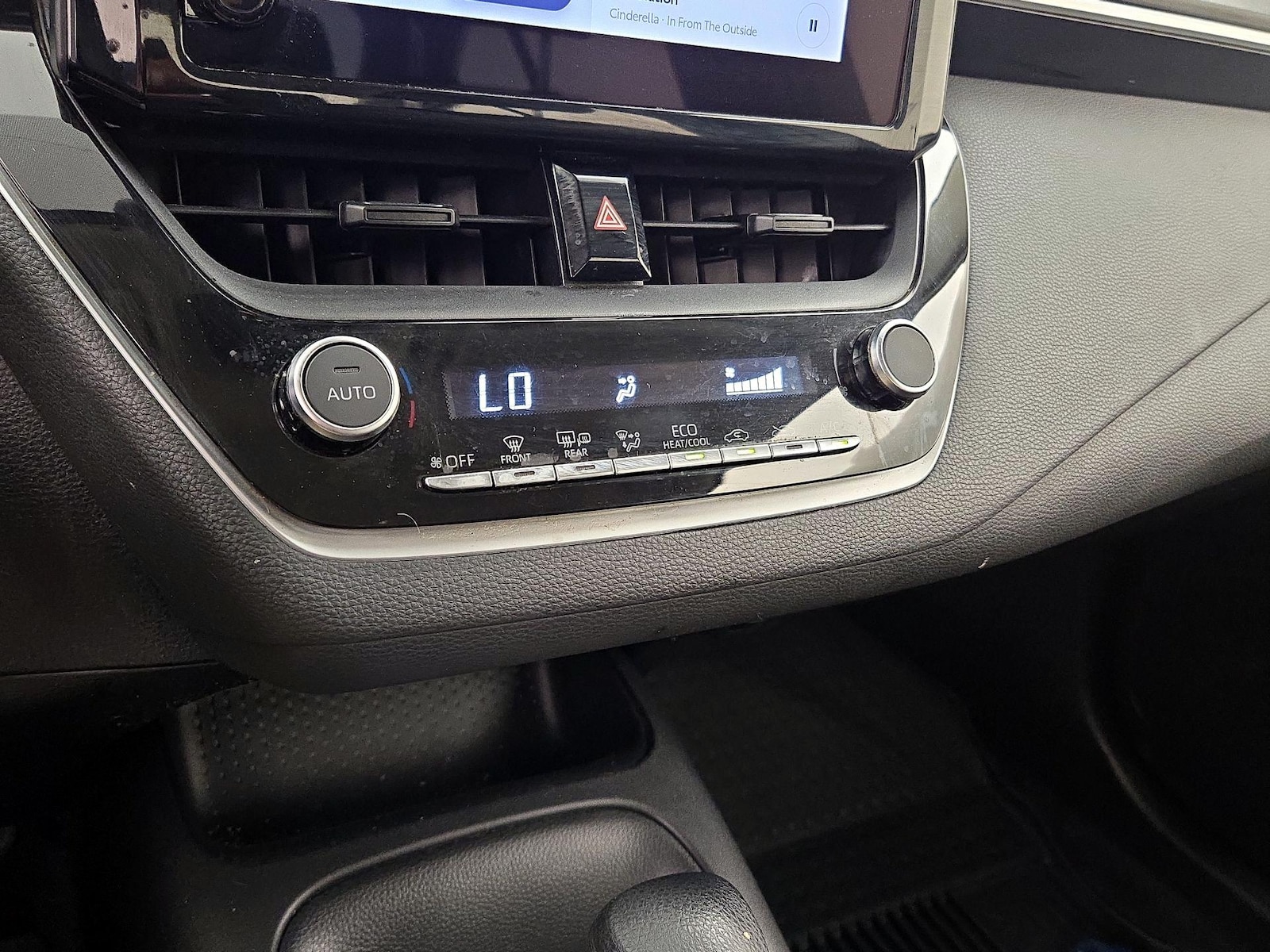 2023 Toyota Corolla LE - Photo 17