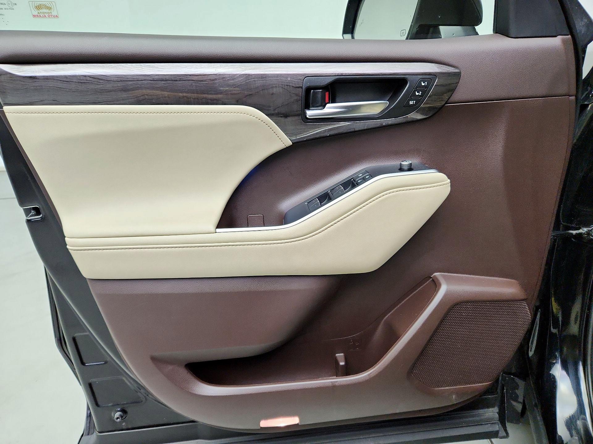 Thumbnail: 2020 Toyota Highlander - 10