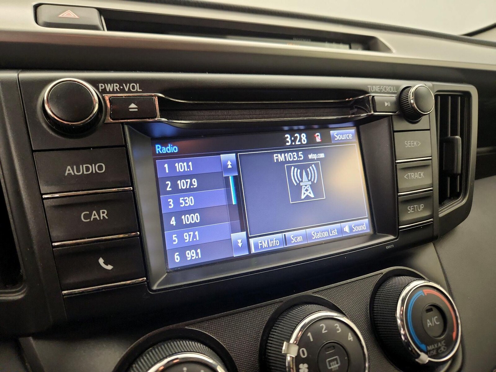 2018 Toyota RAV4 LE - Photo 16
