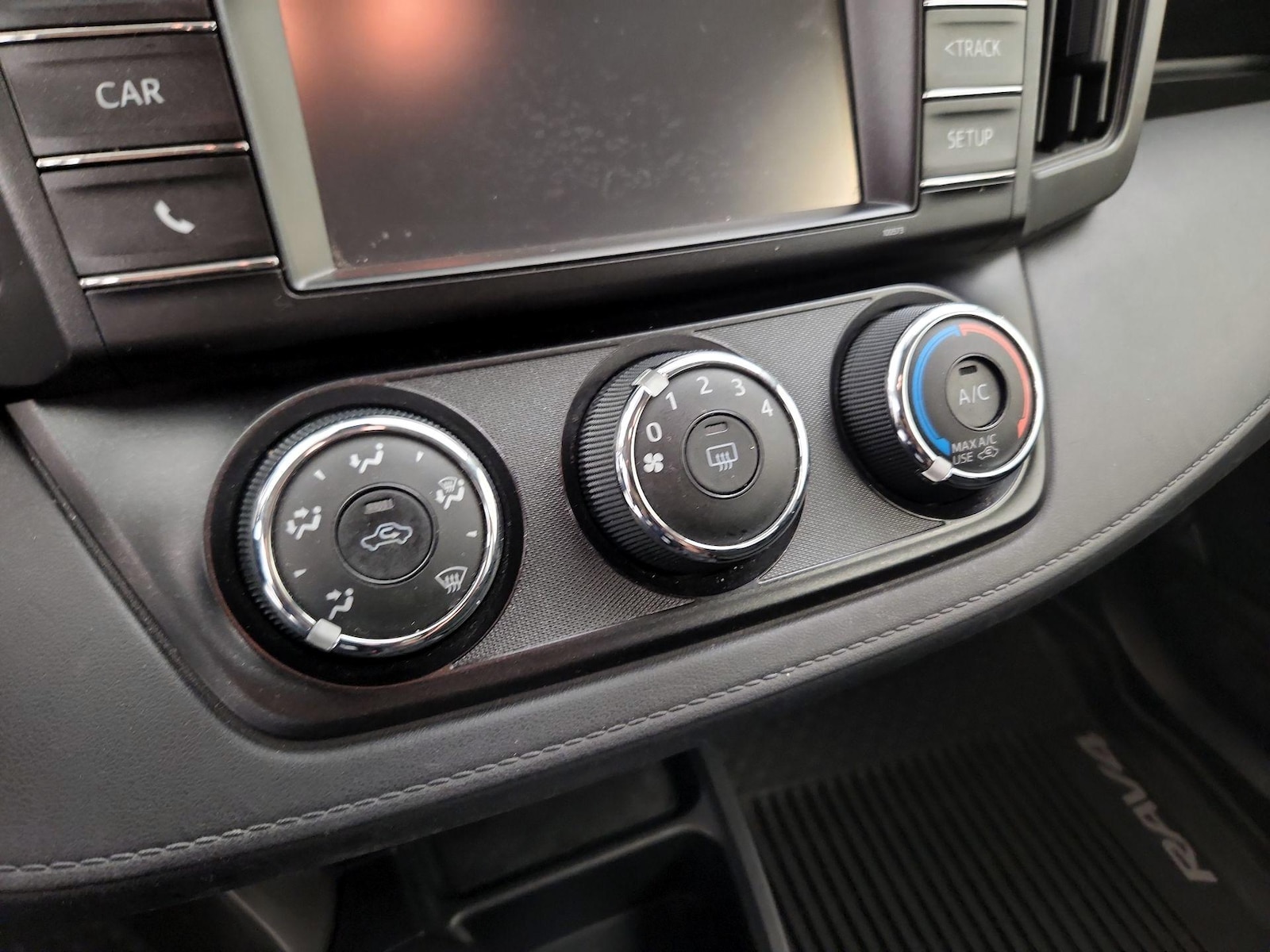 2018 Toyota RAV4 LE - Photo 17