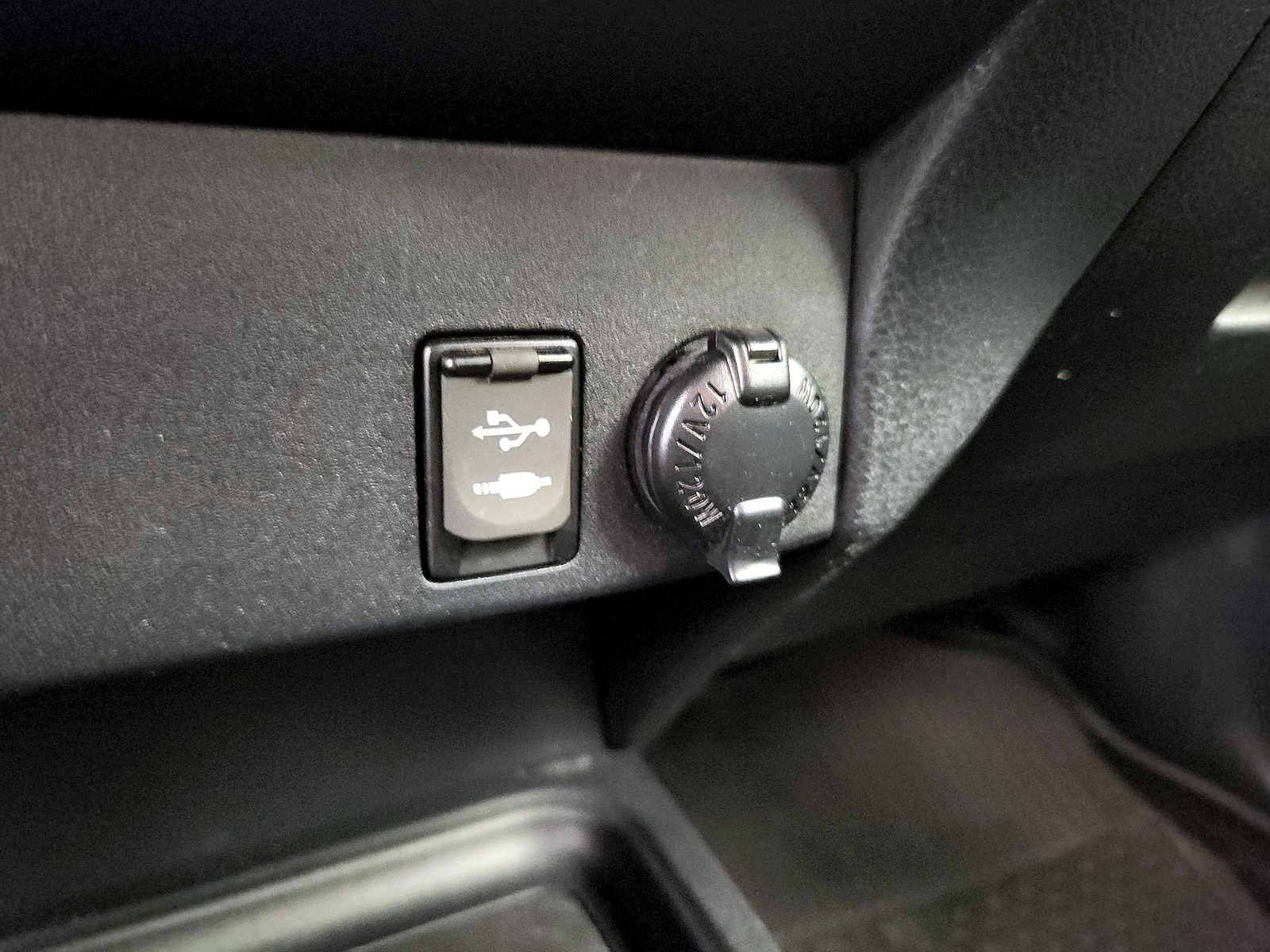 2018 Toyota RAV4 LE - Photo 19