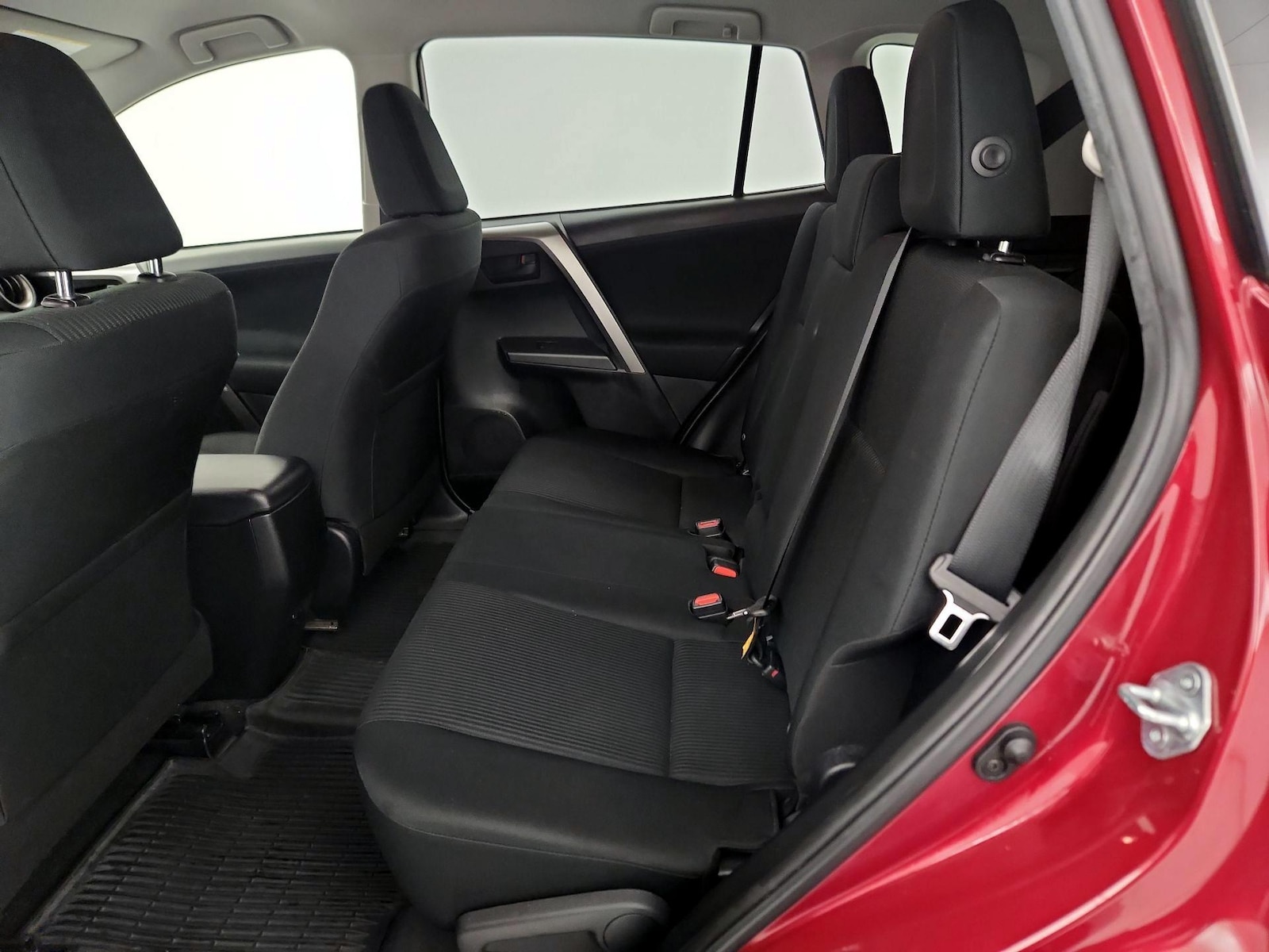 2018 Toyota RAV4 LE - Photo 20