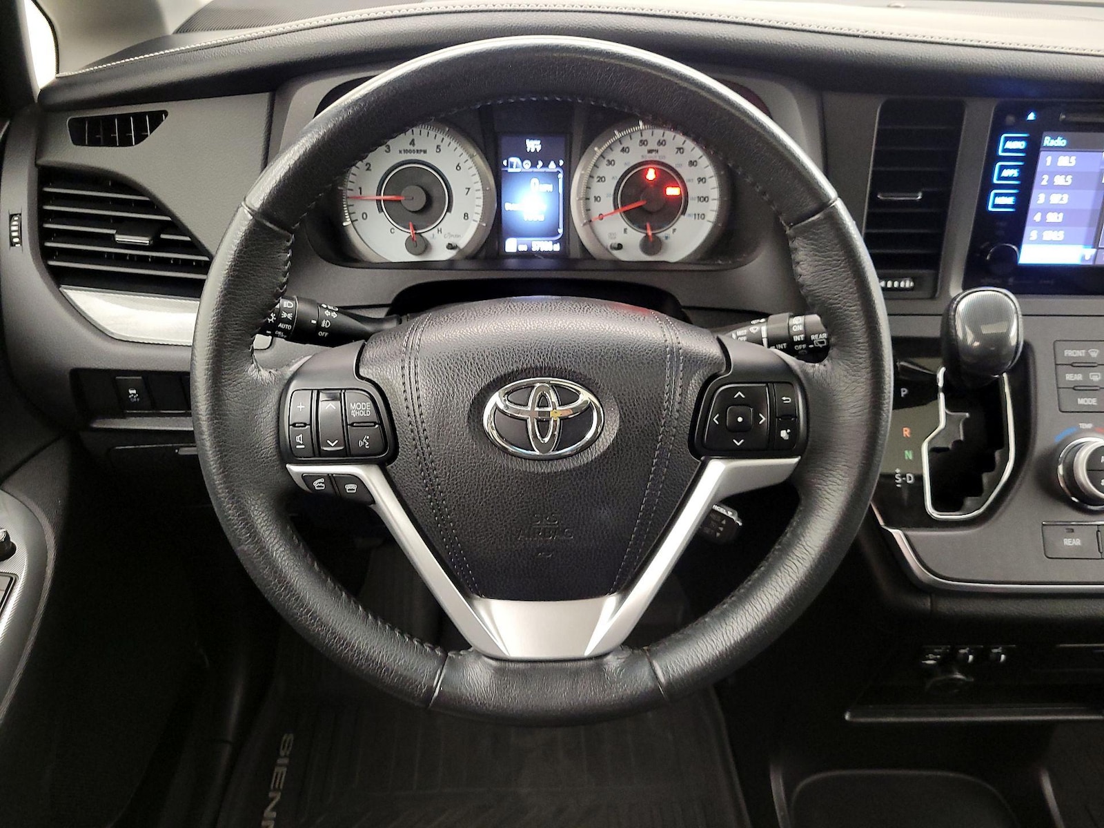 2017 Toyota Sienna SE - Photo 11