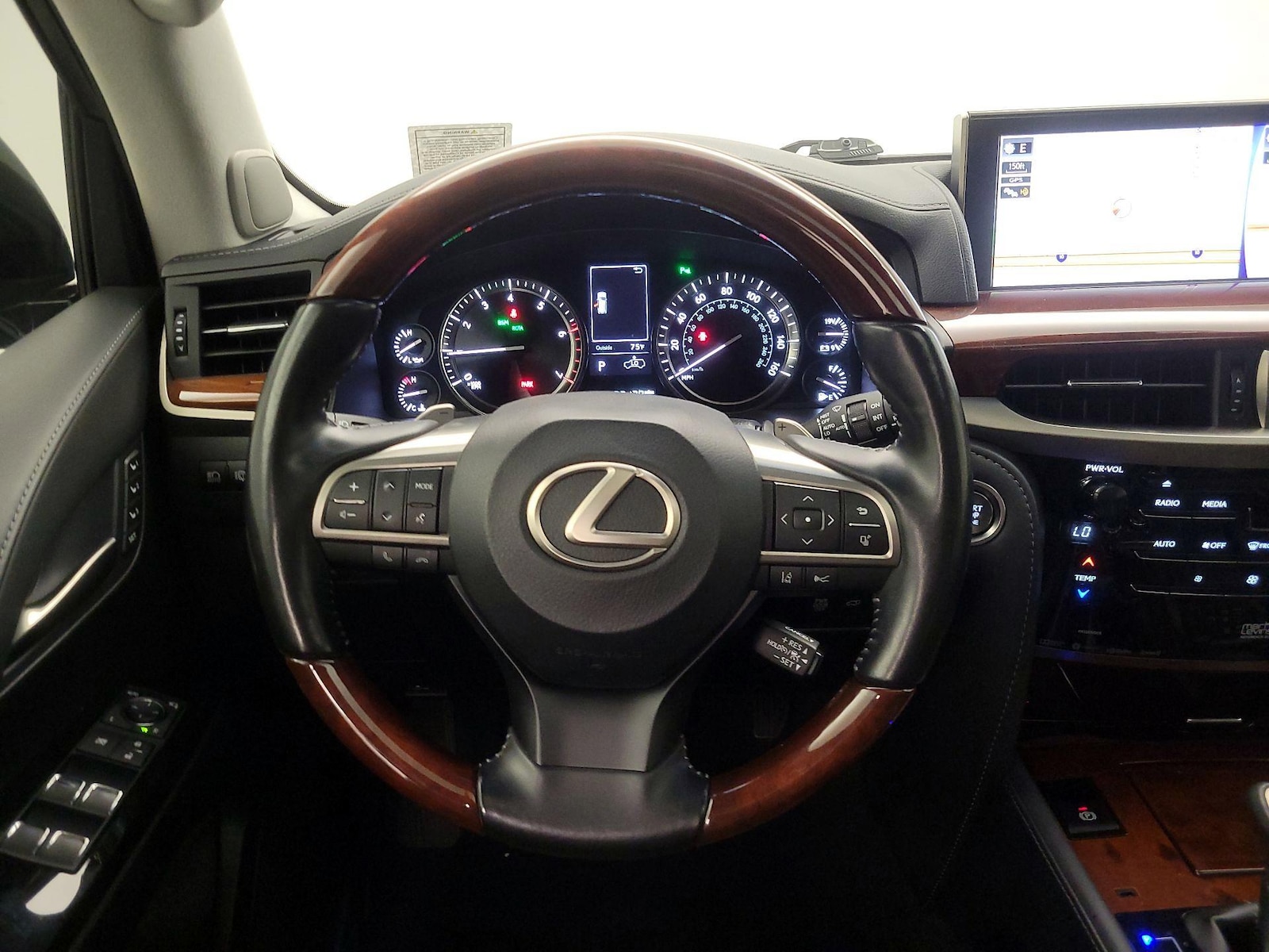 2021 Lexus LX 570 - Photo 11
