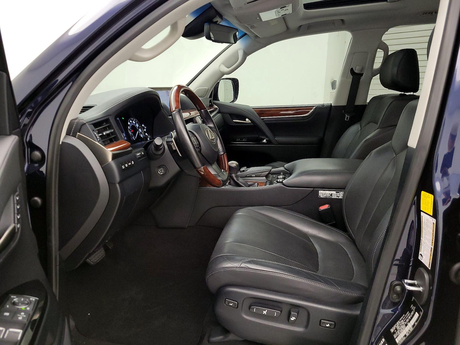2021 Lexus LX 570 - Photo 12