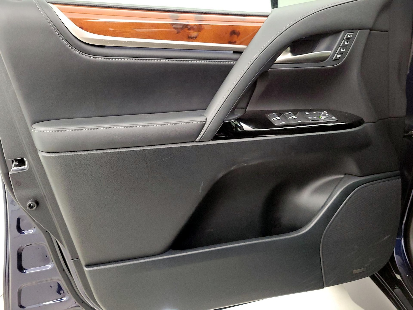 2021 Lexus LX 570 - Photo 13