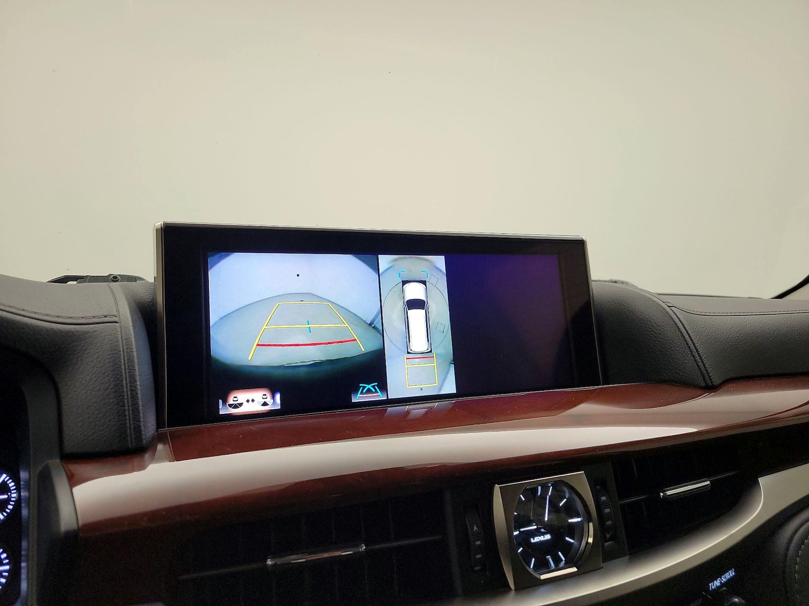 2021 Lexus LX 570 - Photo 16