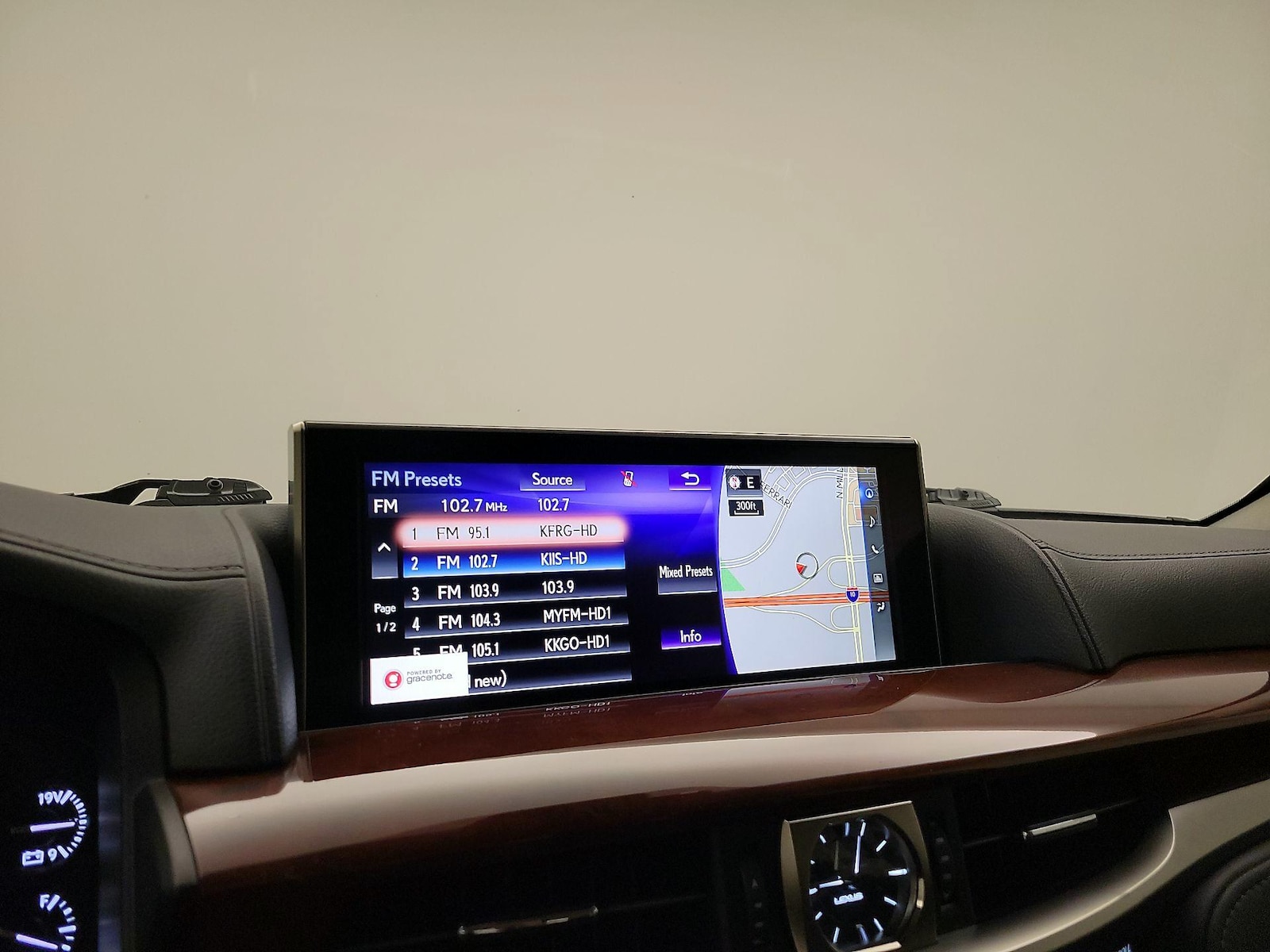 2021 Lexus LX 570 - Photo 17