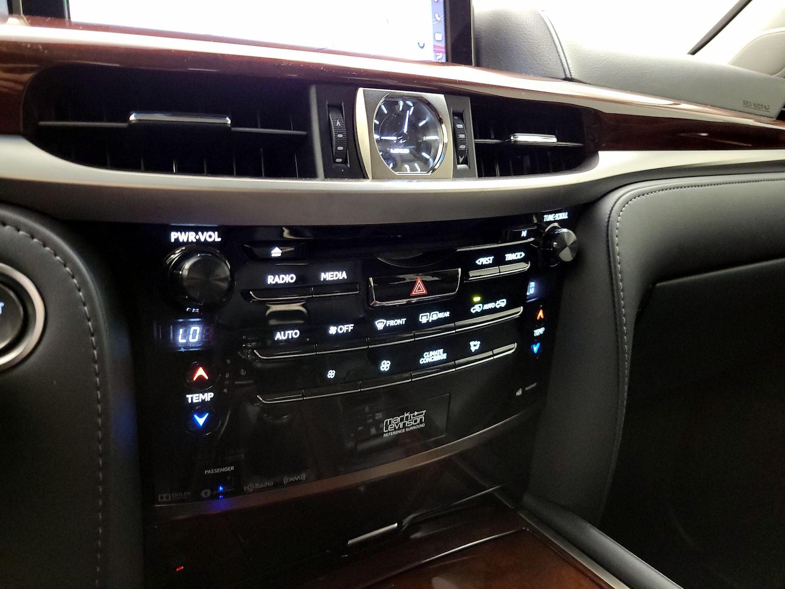 2021 Lexus LX 570 - Photo 18
