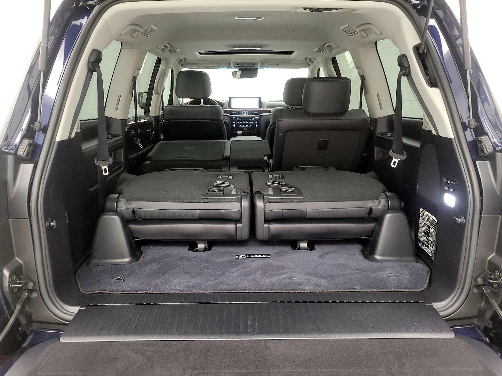 2021 Lexus LX 570 - Photo 25