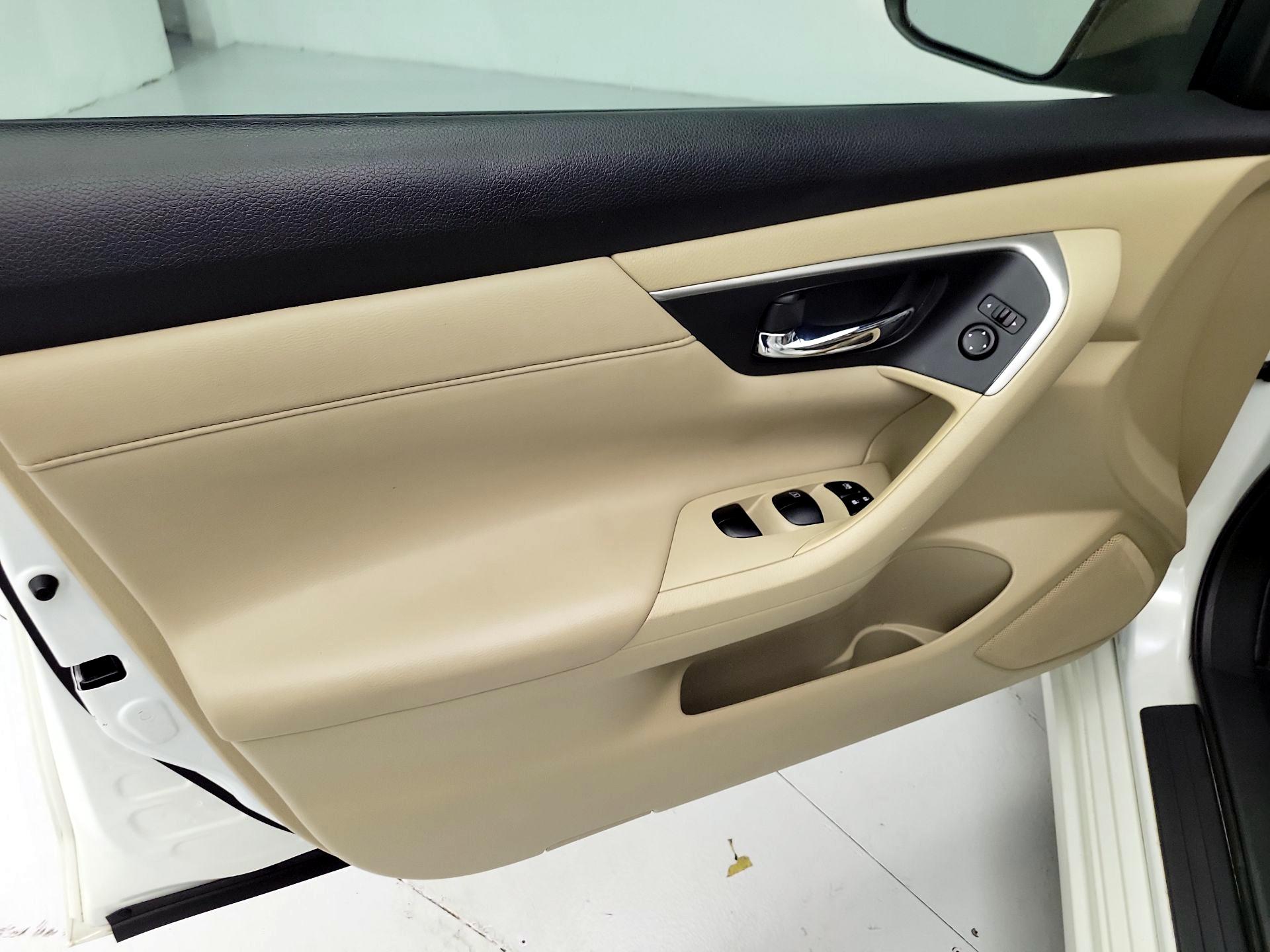 Thumbnail: 2015 Nissan Altima - 12