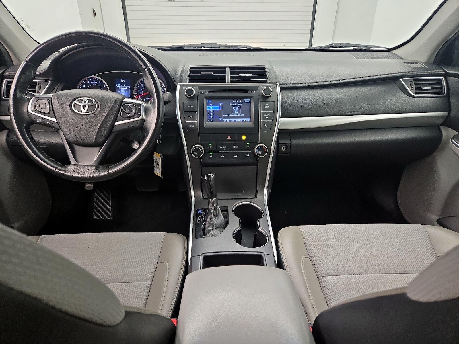 2017 Toyota Camry SE - Photo 10